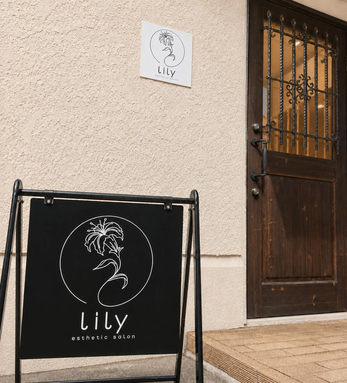 esthetic salon lilyの入口と看板